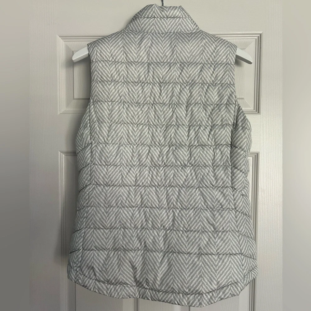 GAP Quilted Puffer Vest - Picture 4 of 6